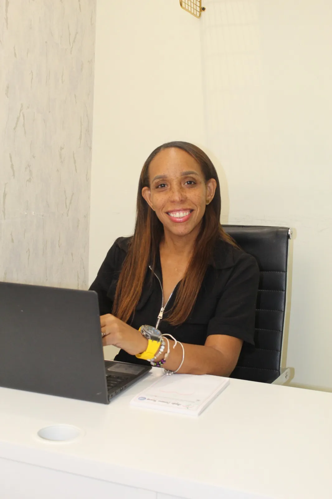 La Dra. Argelia Carmona en su escritorio de consulta
